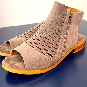 Dilba Lulu Perforated Bootie shoes size 9